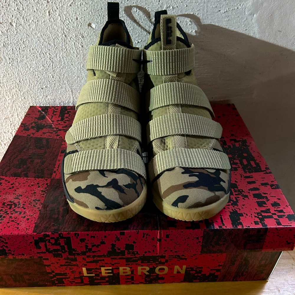 Camo Lebron Soldier XI, Basketball Shoes, Size 11.5